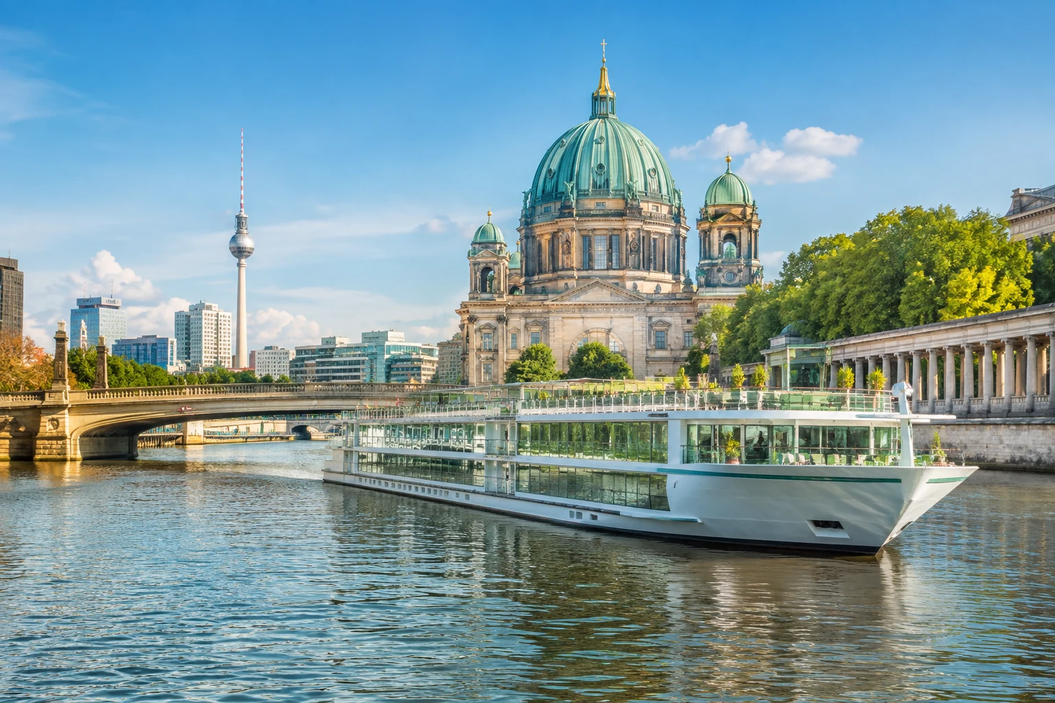 Modernes Flusskreuzfahrtschiff auf einem Berliner Wasserweg bei sonnigem Wetter