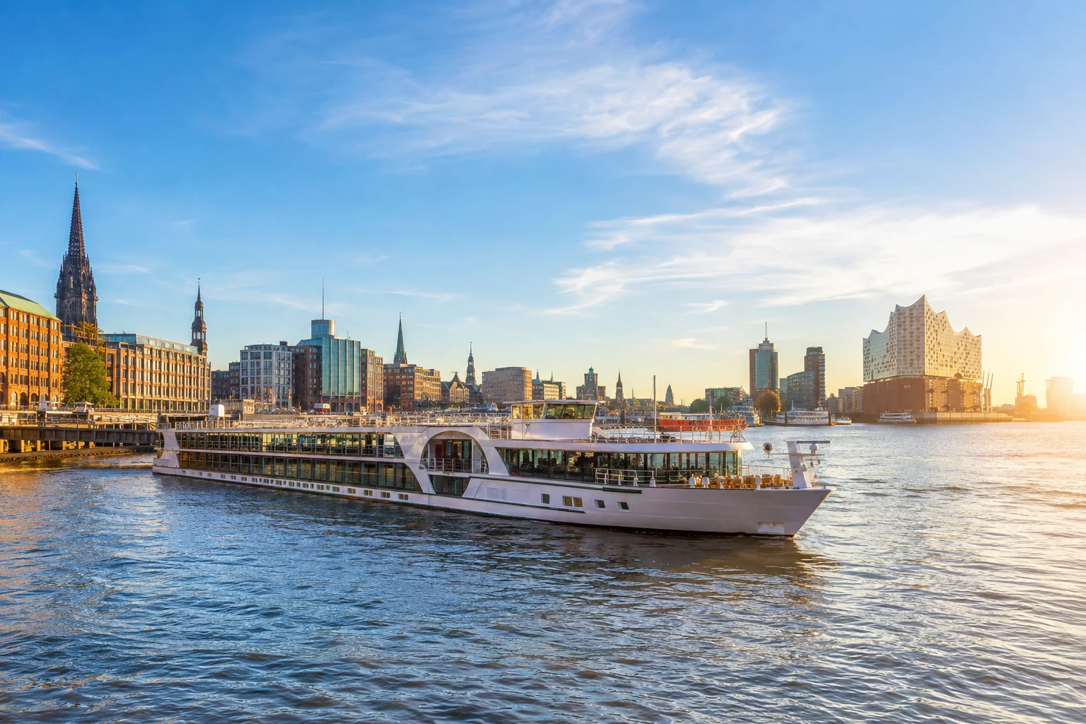 Modernes Flusskreuzfahrtschiff auf der Elbe vor Hamburg bei sonnigem Wetter