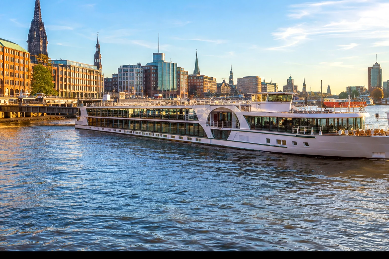Modernes Flussschiff bei hellem Hafenpanorama und weitem Wasser