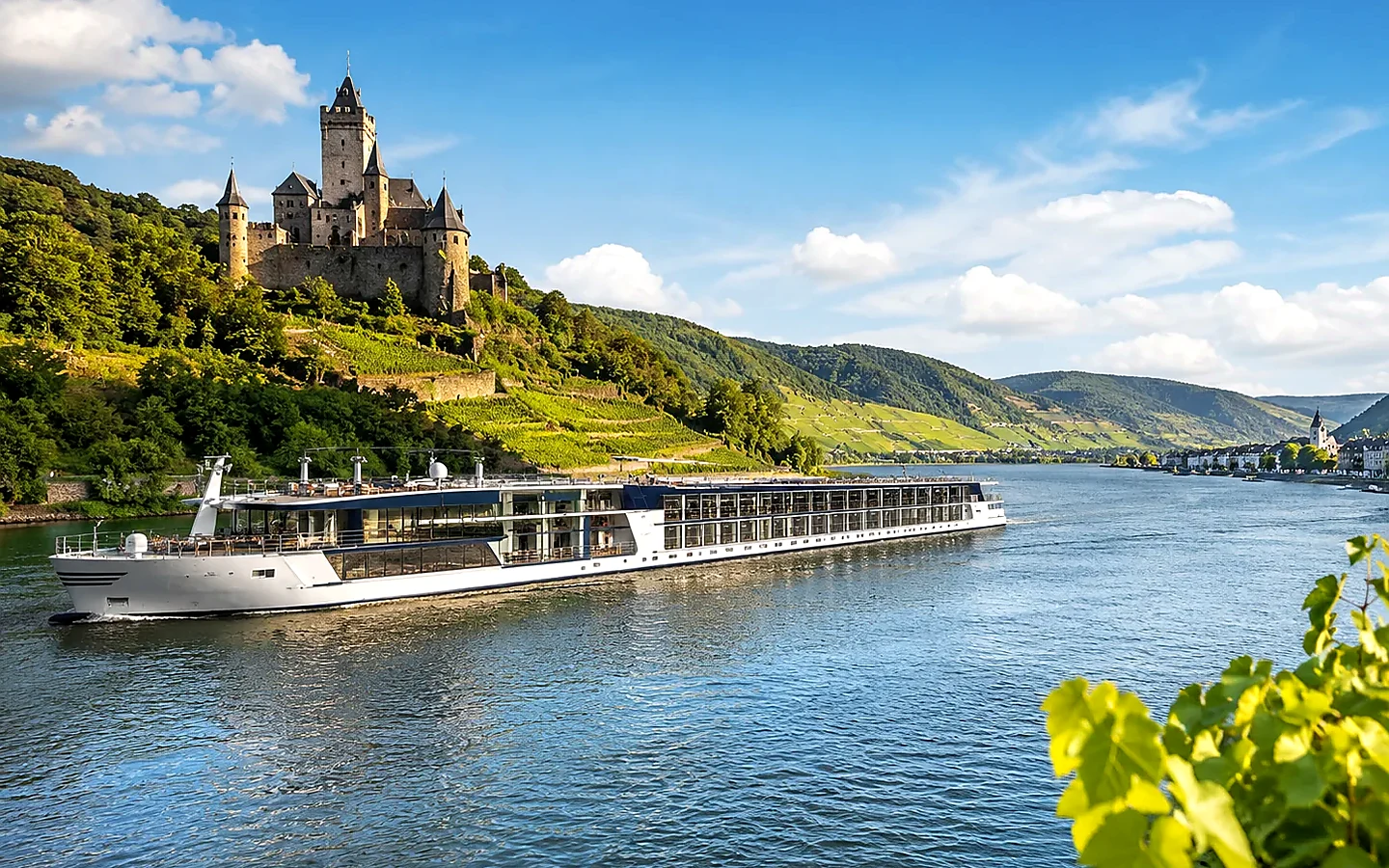 Sonnige Rhein-Flussreise mit Weinbergen, Burgenlandschaft und modernem Flussschiff
