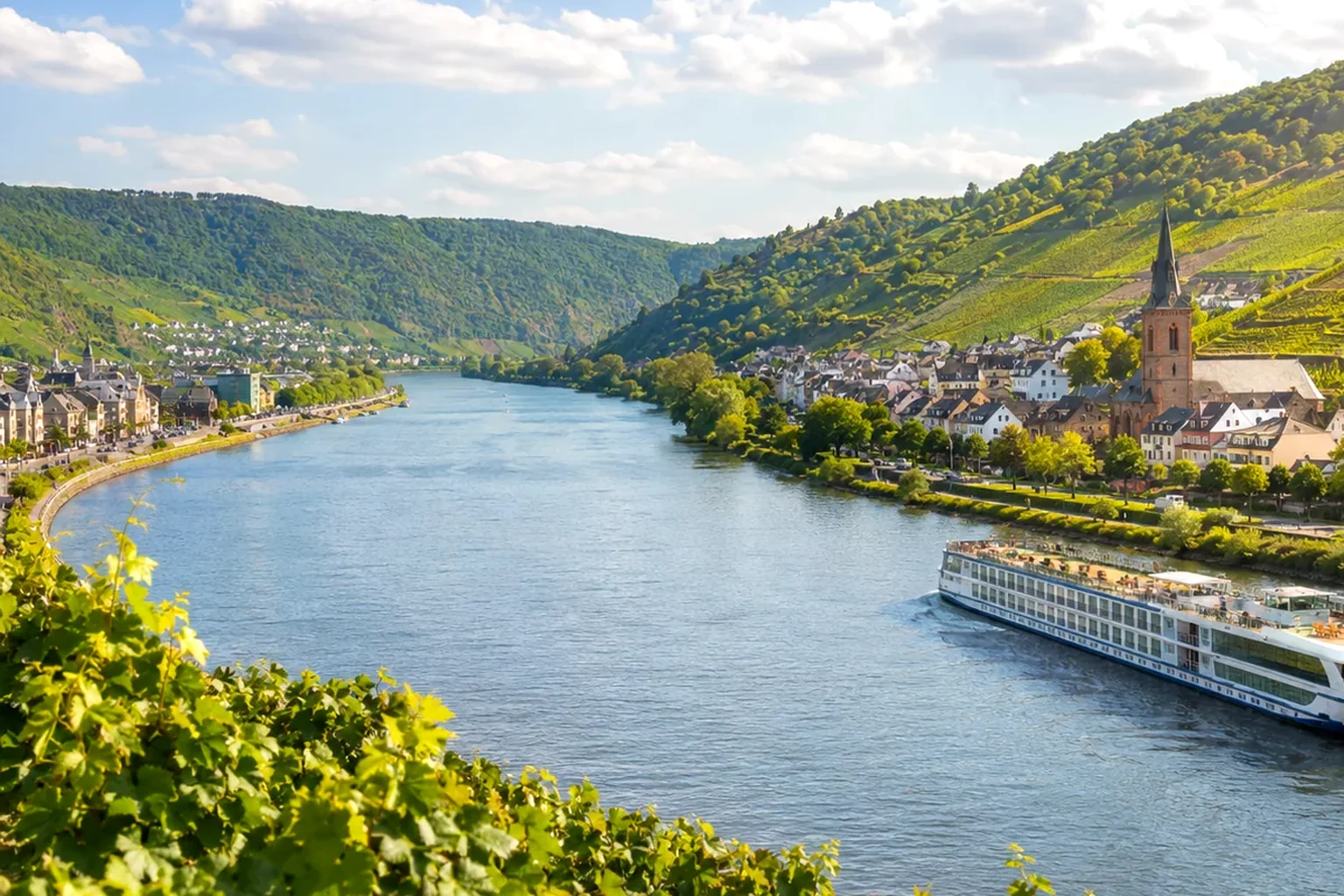 Sonnige Flussreise vor einer grünen Stadt am Wasser