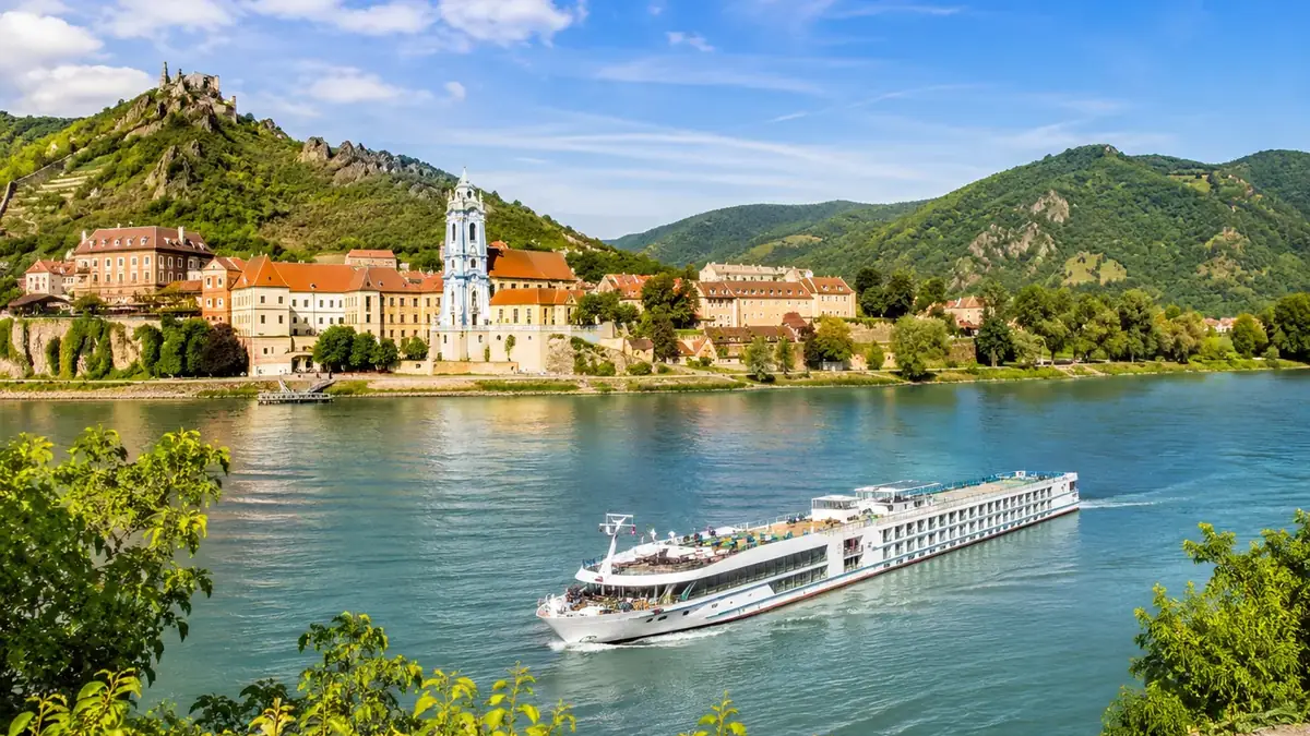 Flusskreuzfahrtschiff auf der Donau