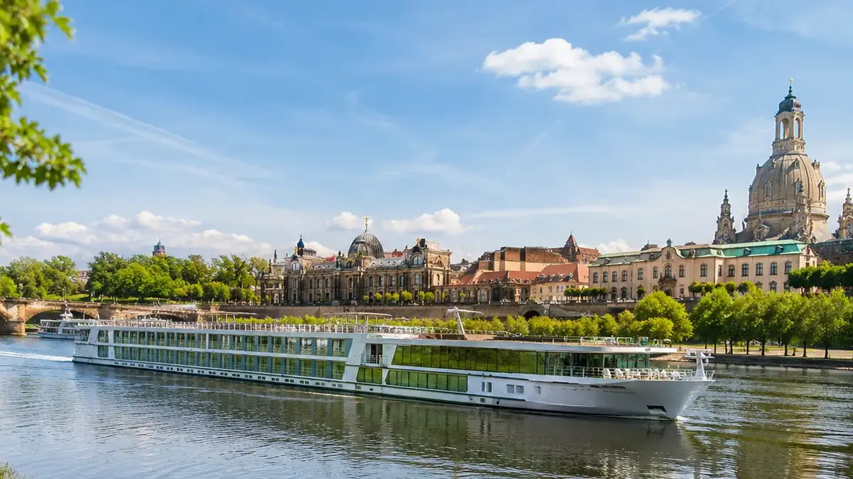 Flusskreuzfahrtschiff auf der Elbe in Dresden