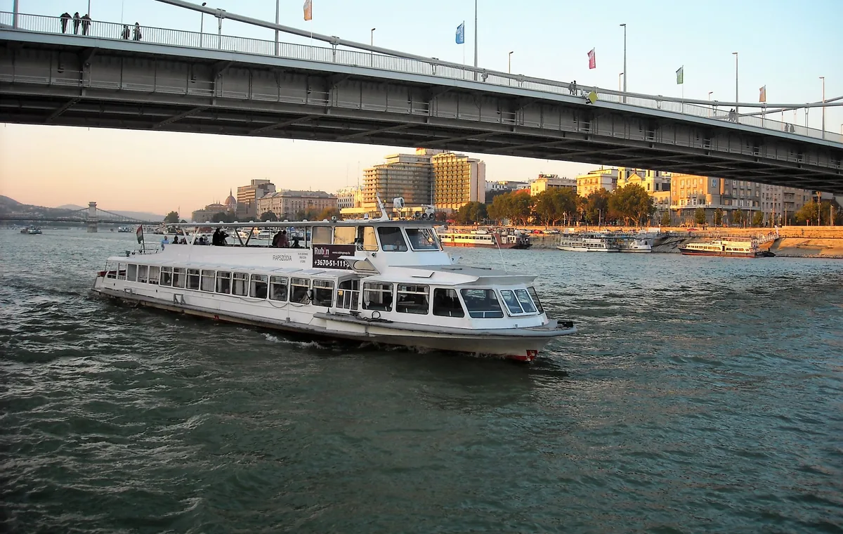 Flusskreuzfahrtschiff auf einem europäischen Fluss
